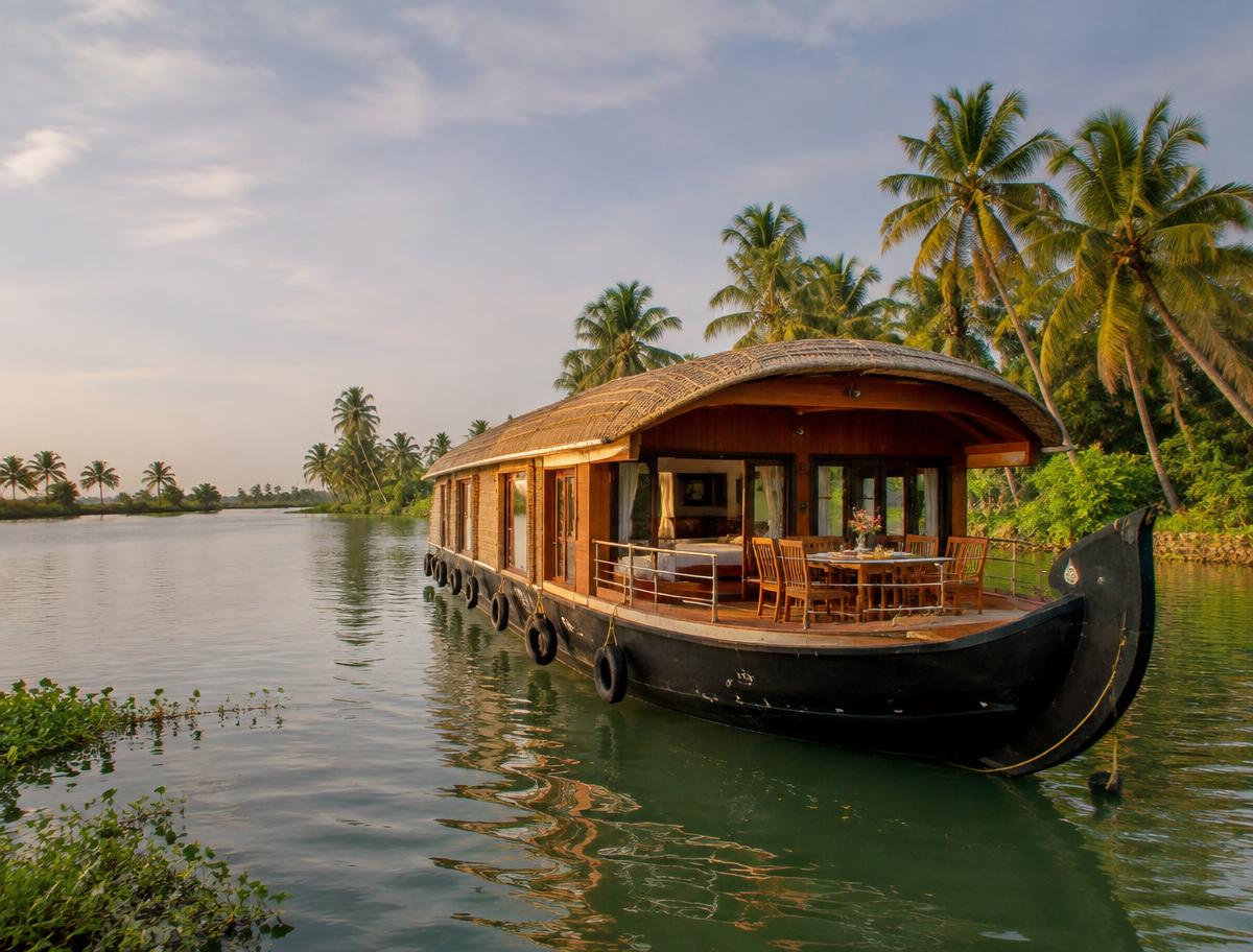 Deluxe 2 Bedroom Houseboat